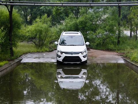 电动车如何应对雨季涉水？看北汽新能源EX360涉水84cm实测！