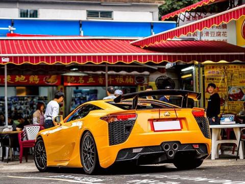 大排档前停了台凌志超跑，598.8万，有人卖了法拉利买它