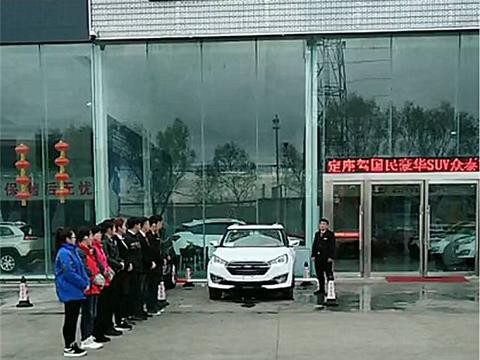 浙江一男子喜提众泰T300，提车当天，4S店所有销售鼓掌欢送！