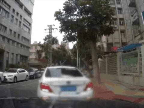 比亚迪倒车撞到劳斯莱斯，修理费超过22万，路边广告词亮了