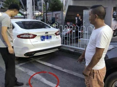 为省停车费, 奔驰车主用油漆画了2个停车位,