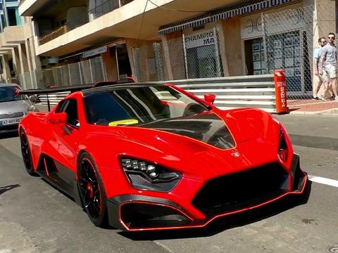 这台跑车现身街头，后车时刻要保持车距，因为全球就15台