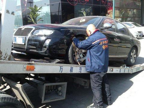 花4万买的车位被霸占,花400元买二手面包车堵他,一放就是365天