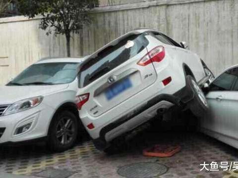 花15万买的车位被霸占, 花2000元买二手夏利堵他, 一放就是970天