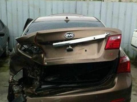 汽车被撞，是先报警还是先找保险？保险公司：顺序错了一分不赔