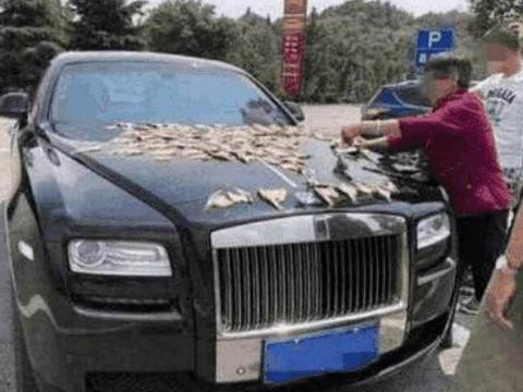 劳斯莱斯晒咸鱼算土豪？那是你没见过真正土豪，敞篷车当拖拉机用