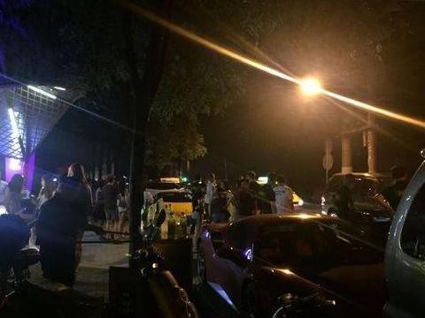 郑恺夜店正式开业, 凌晨一点依旧嗨, 豪车“铺”大路, 宾利