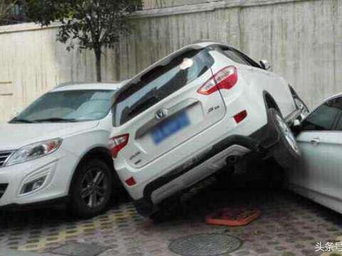 花15万买的车位被霸占，花2000元买二手夏利堵他，一放就是970天