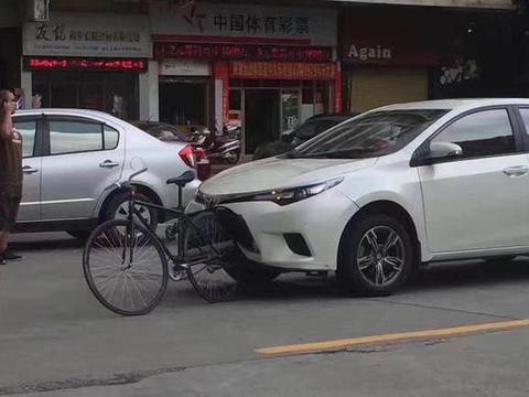 日系车不耐撞？看看丰田追尾自行车，一下就明白了！