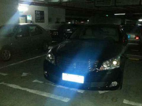 男子乱停车，却被私家车位主人做了此种行为，太解气了