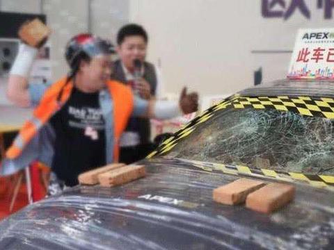 厂家: 这车已被砸800次, 谁能砸碎玻璃, 10万现金当场就可以拿走