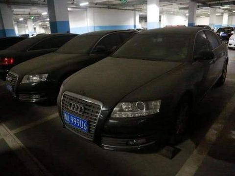 奥迪“僵尸车”停了6年，费用已达50万，工作人员：车开走钱不