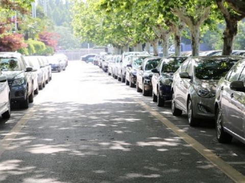 爱车停在路边停车位被撞，肇事者跑掉，老司机用了一招解决