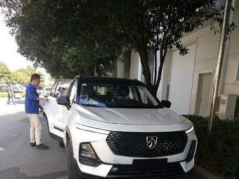 街头偶遇宝骏新车RS-5，颜值不输20万合资车，关键卖8万多