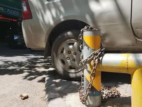 私家车位被强占，车主一怒之下买破车堵对方970天，车主：解气