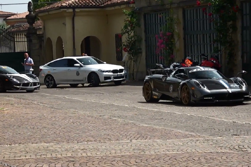 路上看到4台跑车，兰博基尼最普通，其中2台跟布加迪一个价