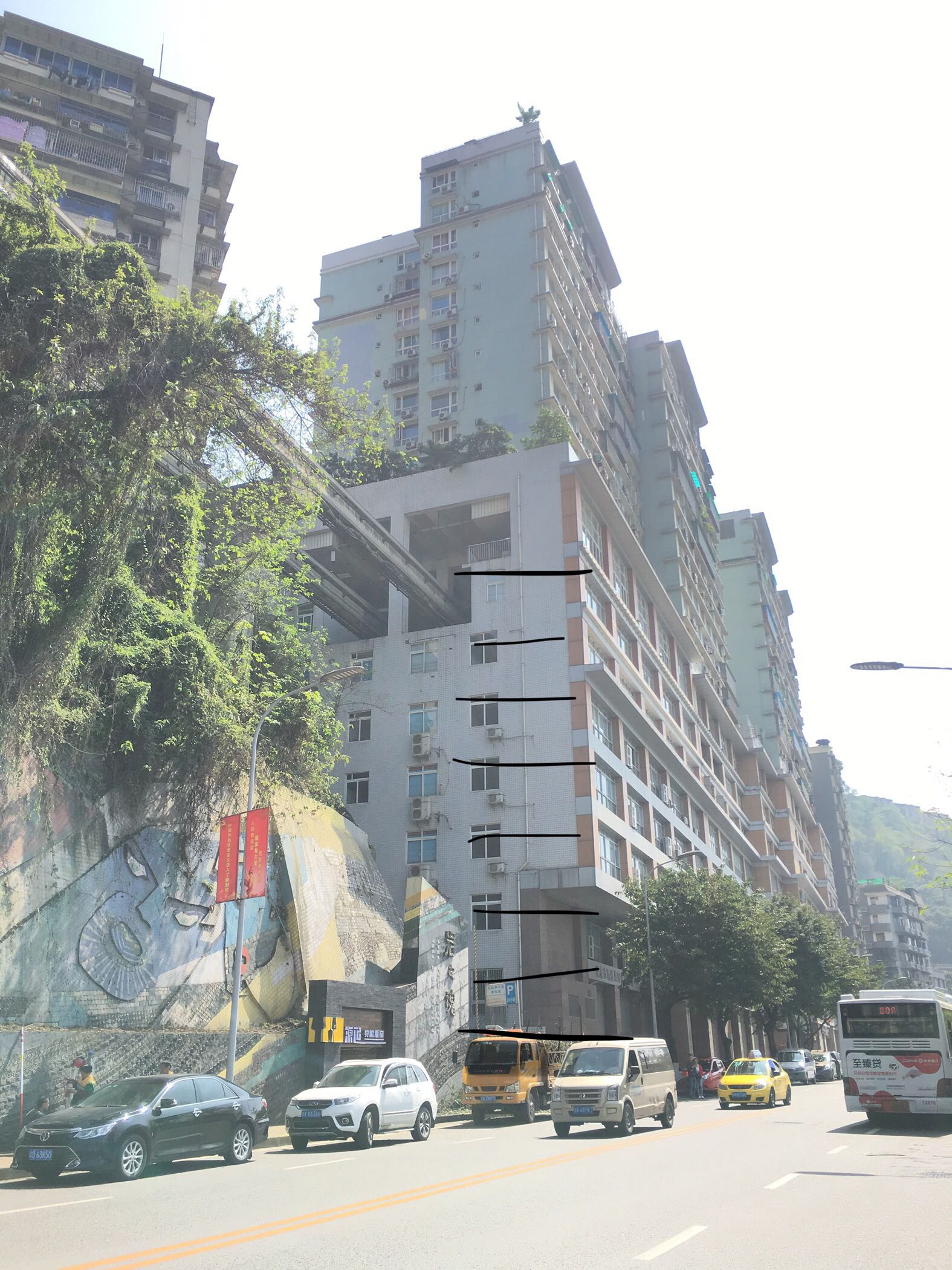 重庆李子坝八楼轻轨站 因刀郎的歌曲 再次火了