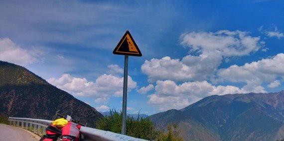 土豪车主太任性 开着兰博基尼跑川藏线