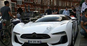 雪铁龙超级跑车首现街头, 车主故意将车停下, 路人纷纷围观!