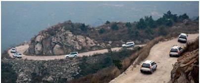 在山上开车弯道那么多的时候，我们应该如何驾驶？