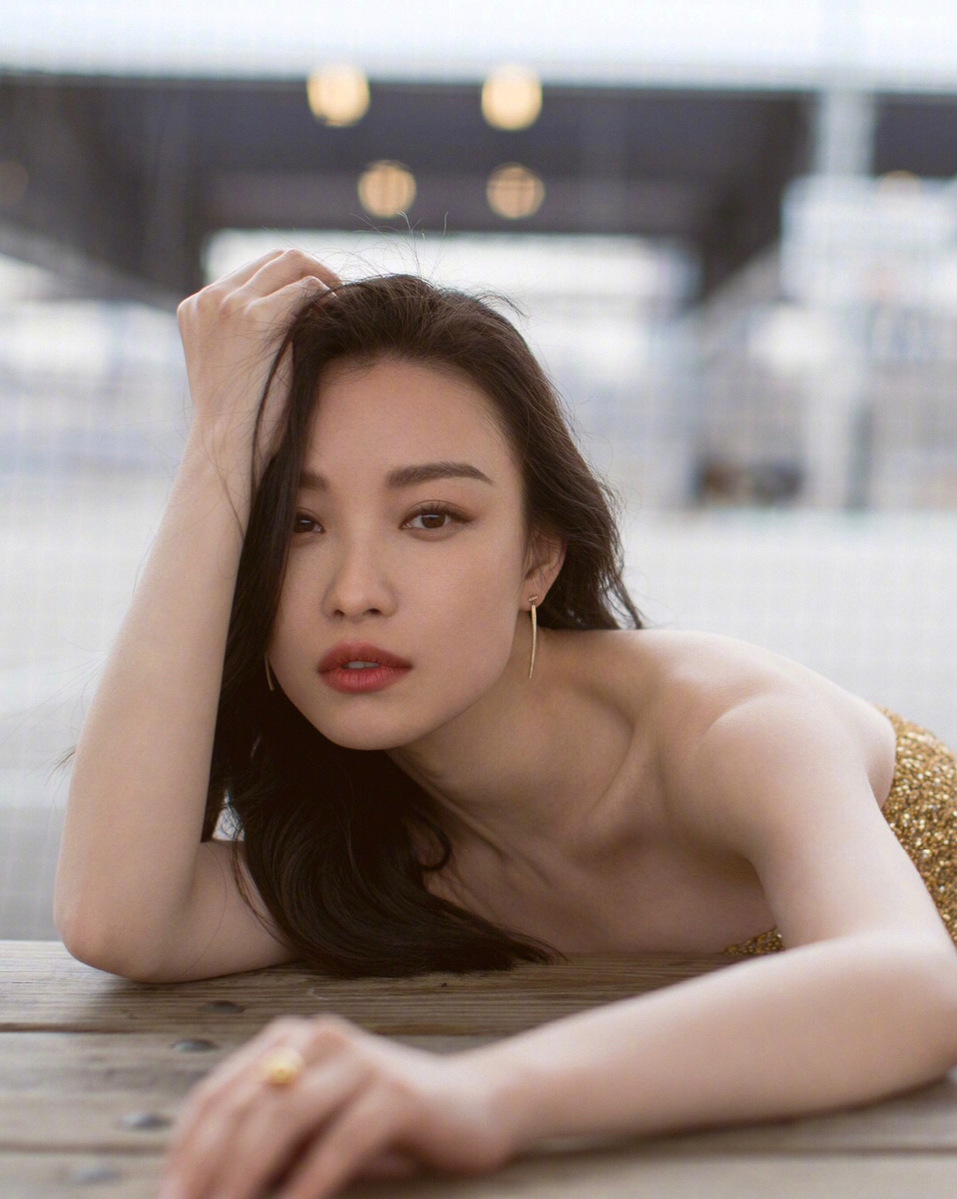 倪妮金色闪光裙彰显女神气质,性感妩媚笑容迷人