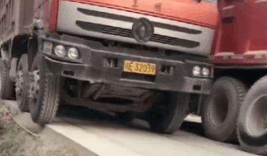 实拍两辆大货车在村道相遇会车, 网友: 这就是A和C的差别