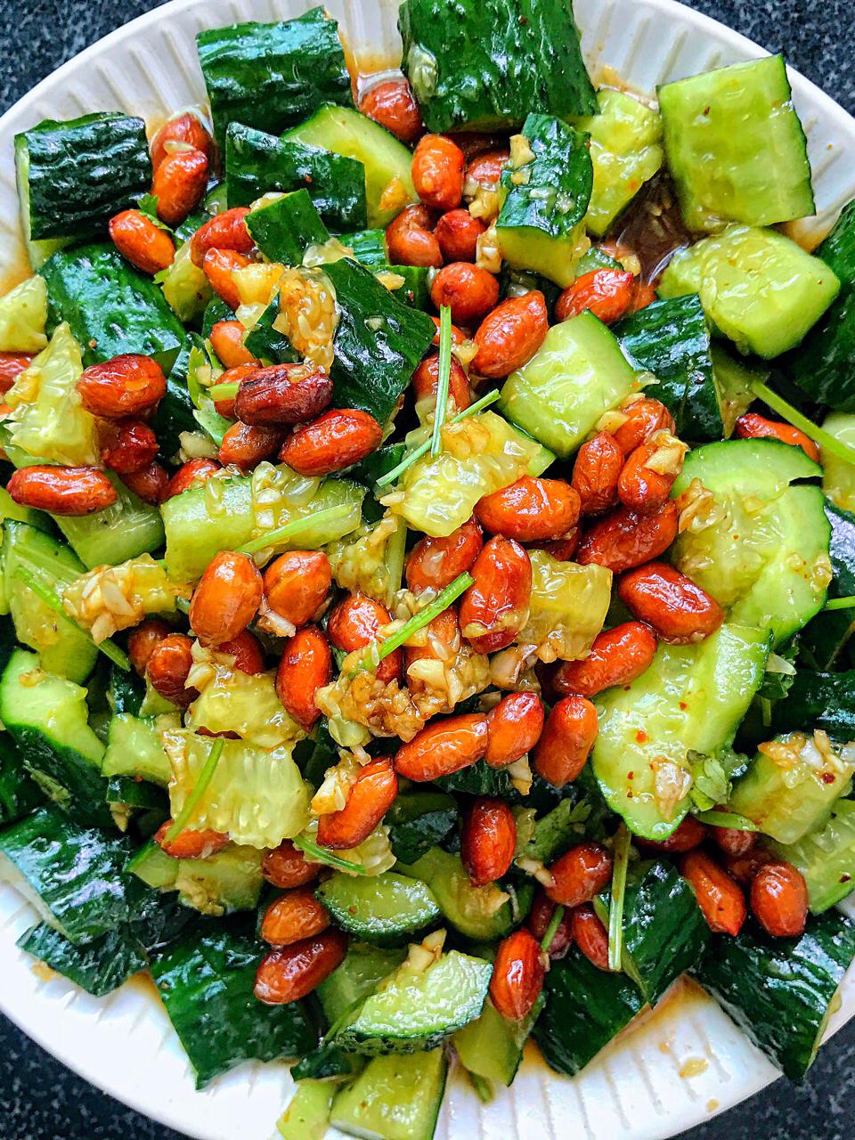 教你做酱汁版拍黄瓜,加了花生米的拍黄瓜味道好极了