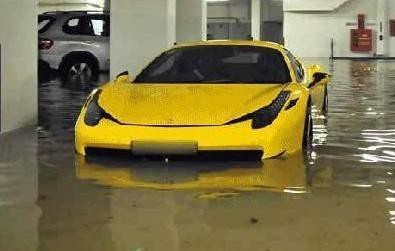 喂？我们有50多台法拉利被淹了！保险公司：你拨打的电话已停机！