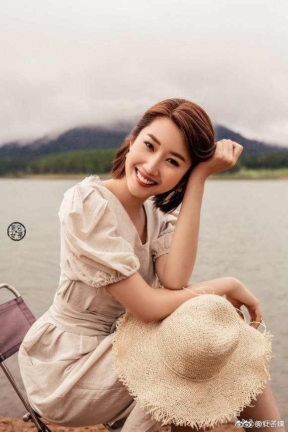笑起来很灿烂的美女,让人不喜欢都难.