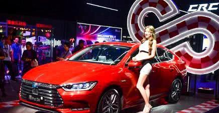 这款车国产车，车内豪华感十足，百公里只需要一升油！