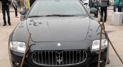 新车多次进场保修无果, 男子怒砸百万玛莎拉蒂, 路人都说不值得