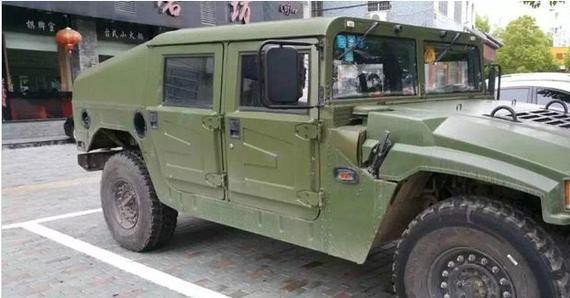 汽车: 六年免检的猛士, 停放酒店门口, 100多万很霸气!