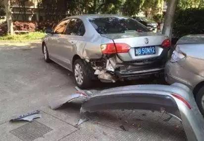 车在路边被撞，先找保险还是报警？顺序错了就亏了