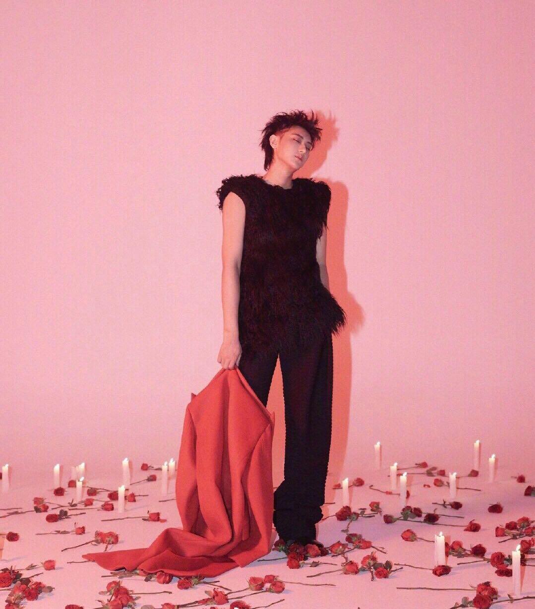 黄子韬最新大片曝光 吸血鬼妆容太惊艳 发型亮