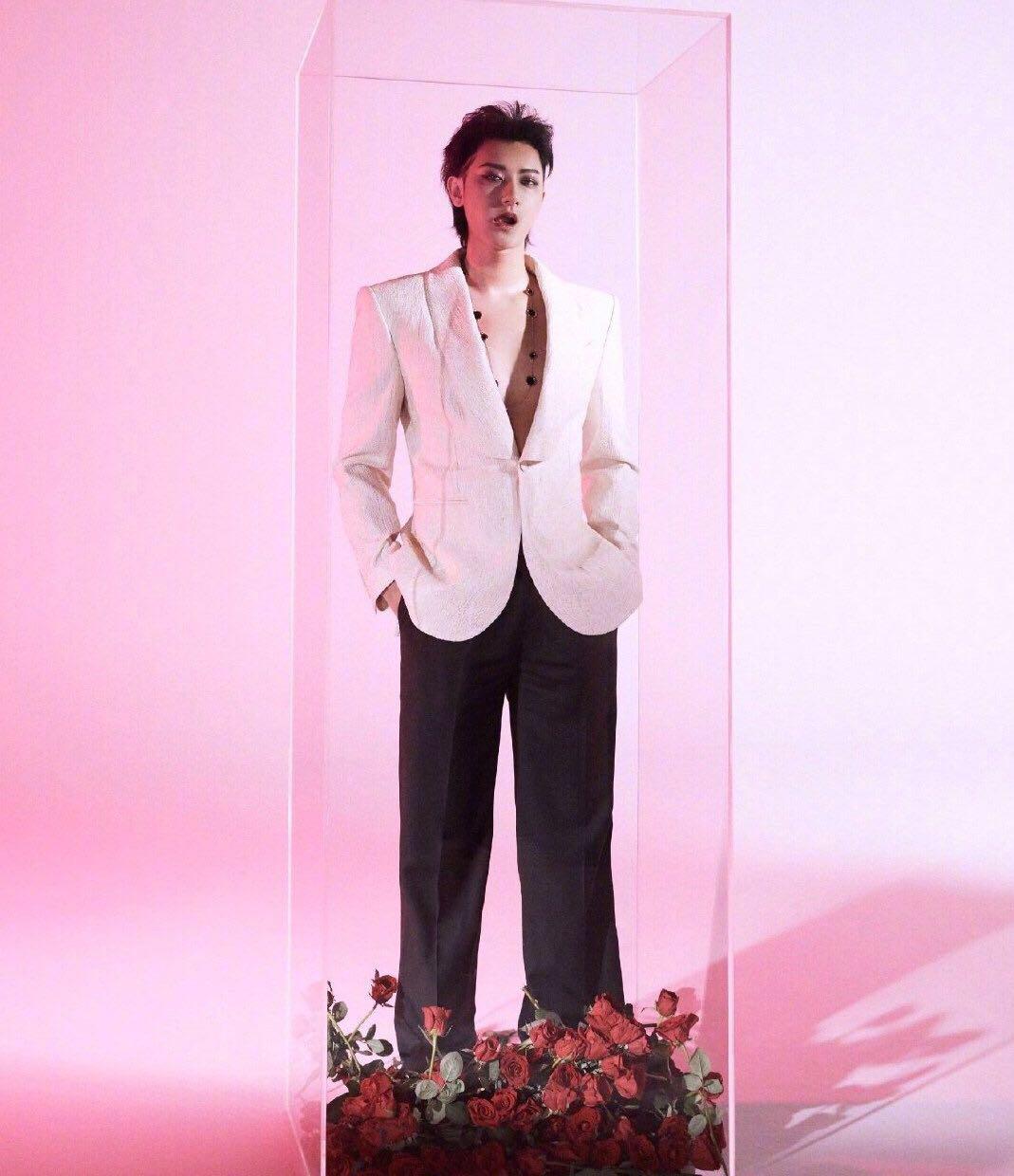 黄子韬最新大片曝光 吸血鬼妆容太惊艳 发型亮