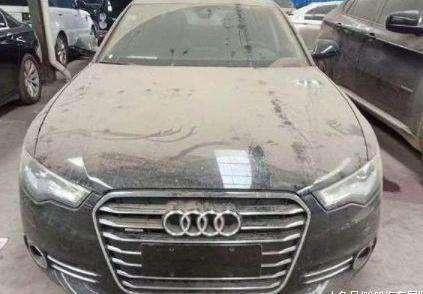 机场有辆奥迪停了4年, 停车费达30万, 工作人员: 人回来倒送10万