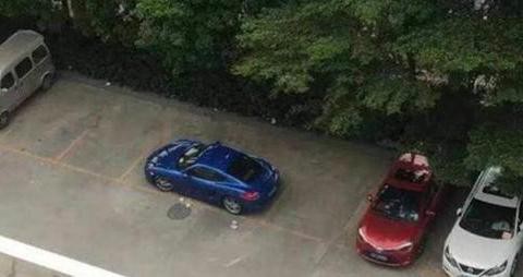 保时捷横停在两个车位上，看到车窗上的留言管理员很高兴