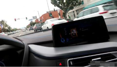 羡慕别人开劳斯莱斯，却没在意自己的三缸宝马，网友：比7系还贵