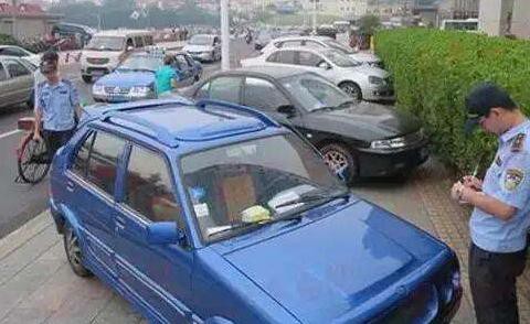 女子下班回家，看到自己的车子变成这样，气愤不已却也没招！