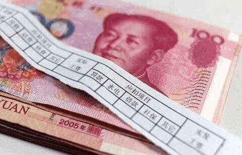 月薪多少才能养一辆十万的车？网友：看完后，我真的想哭，不容易