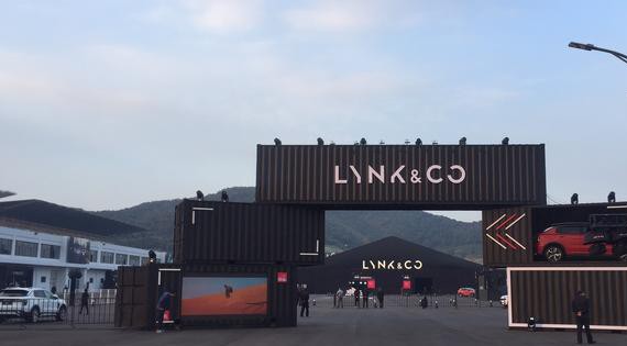 领克01发布会，售价15.88-20.28万，与外资品牌展开直接竞争