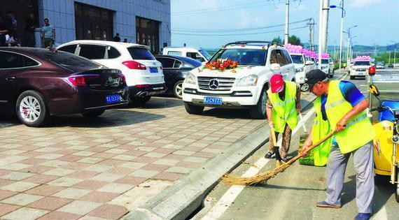 环卫保洁再添新武器 新型电动车亮相我市街头