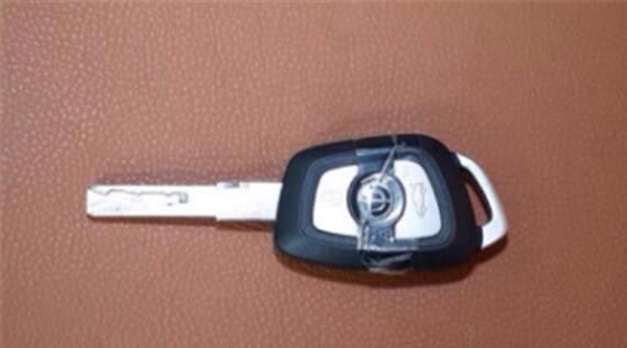 镇江一辆出租车为赶黄灯，直接追尾中华V3，导致前脸被撞毁！