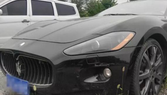 废弃的停车场停满了豪车，车尾的6个字说明了它们来历，怪可惜的