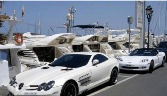 土豪云集之地, 每年夏天人口都会增长30%, 码头被游艇超跑占领