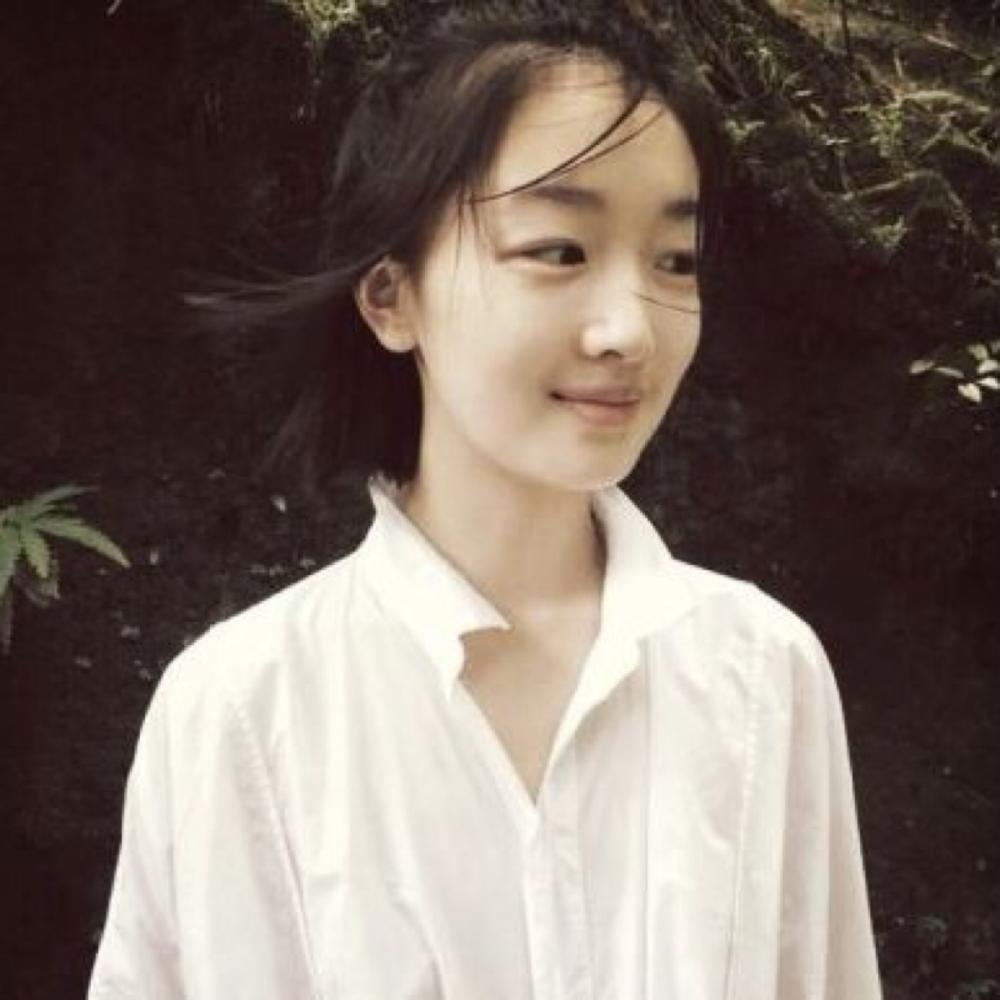 周冬雨素颜现身校园拍戏被偶遇,网友:真人和照片上有差别