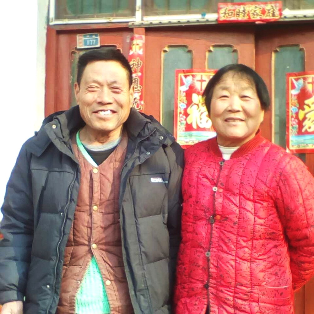 山东泰安:七旬夫妻过年家门口相拥留影 感动网