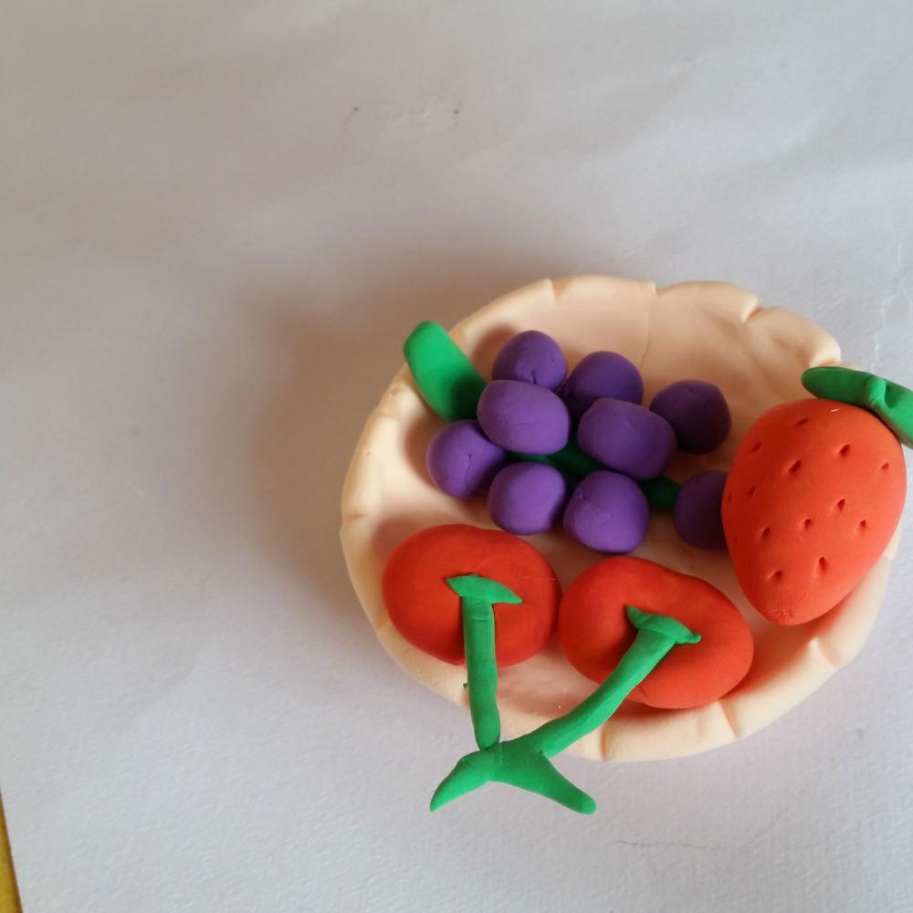 幼儿超级粘土假期小手工制作葡萄水果拼盘的做