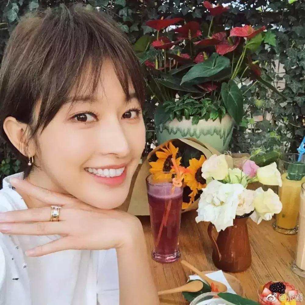 额头大、脸盘宽、发际线高的小姐姐这样做