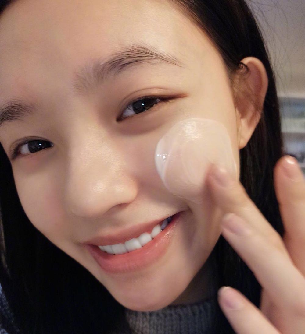 林允又晒敷面膜的照片了,真是一个精致的女生